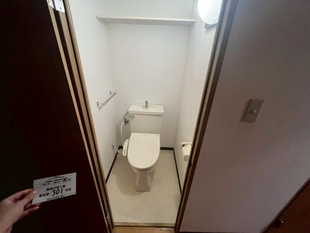 画像：便所内　機器取付