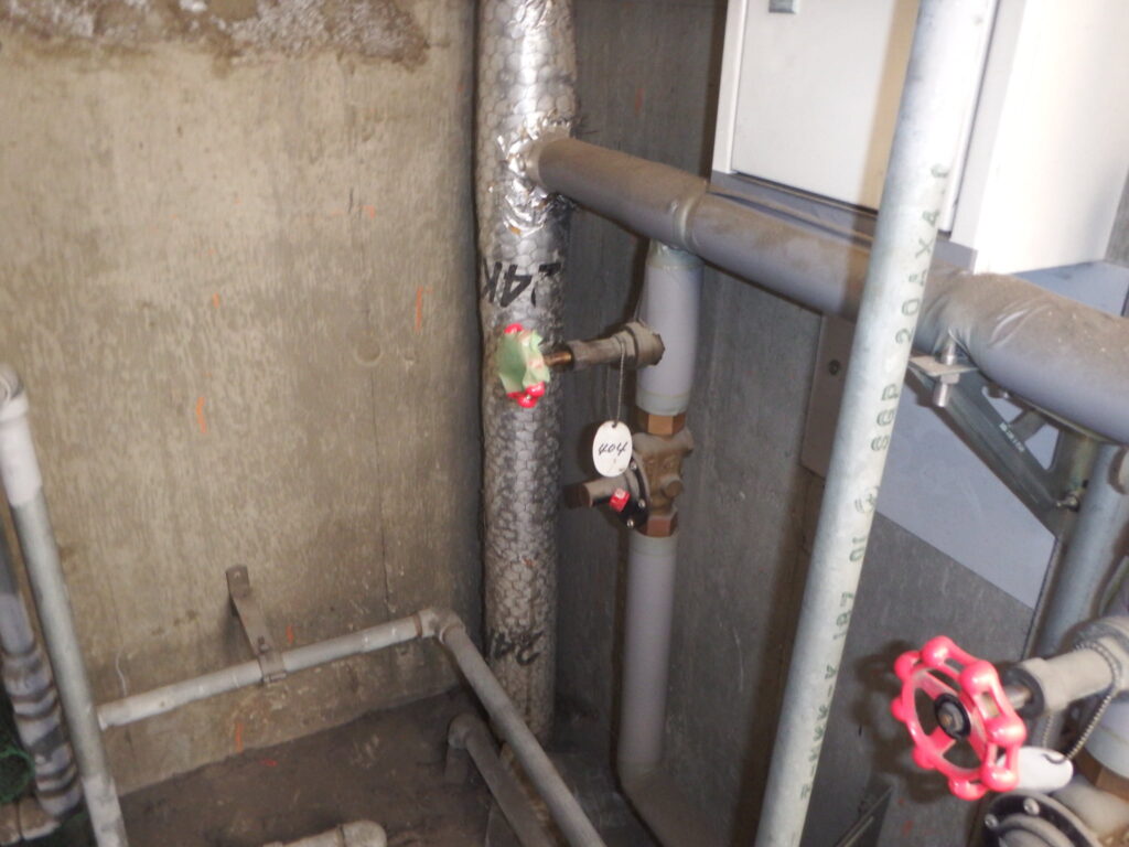 画像：既存給水管　PS内